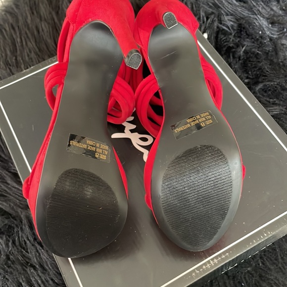Red Suede Heel. Sz 8 - Picture 4 of 5